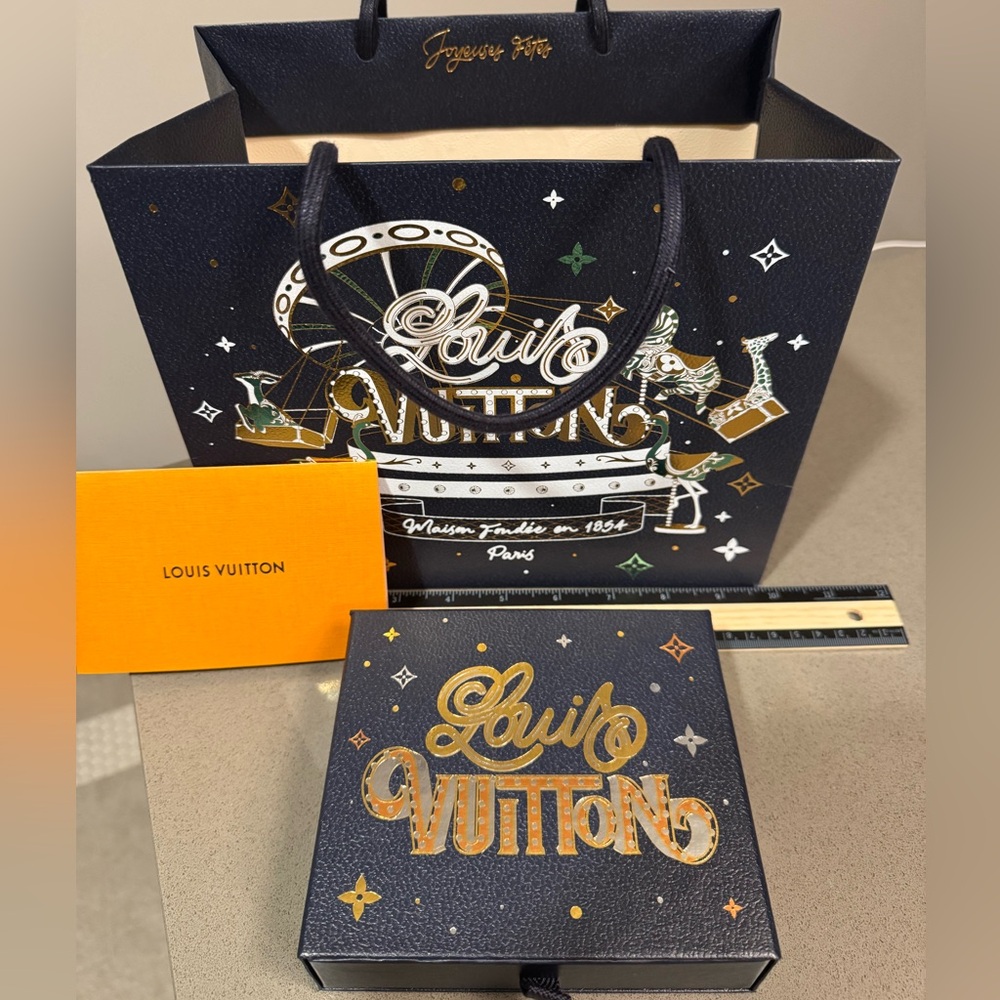 Louis Vuitton shopping bag/box